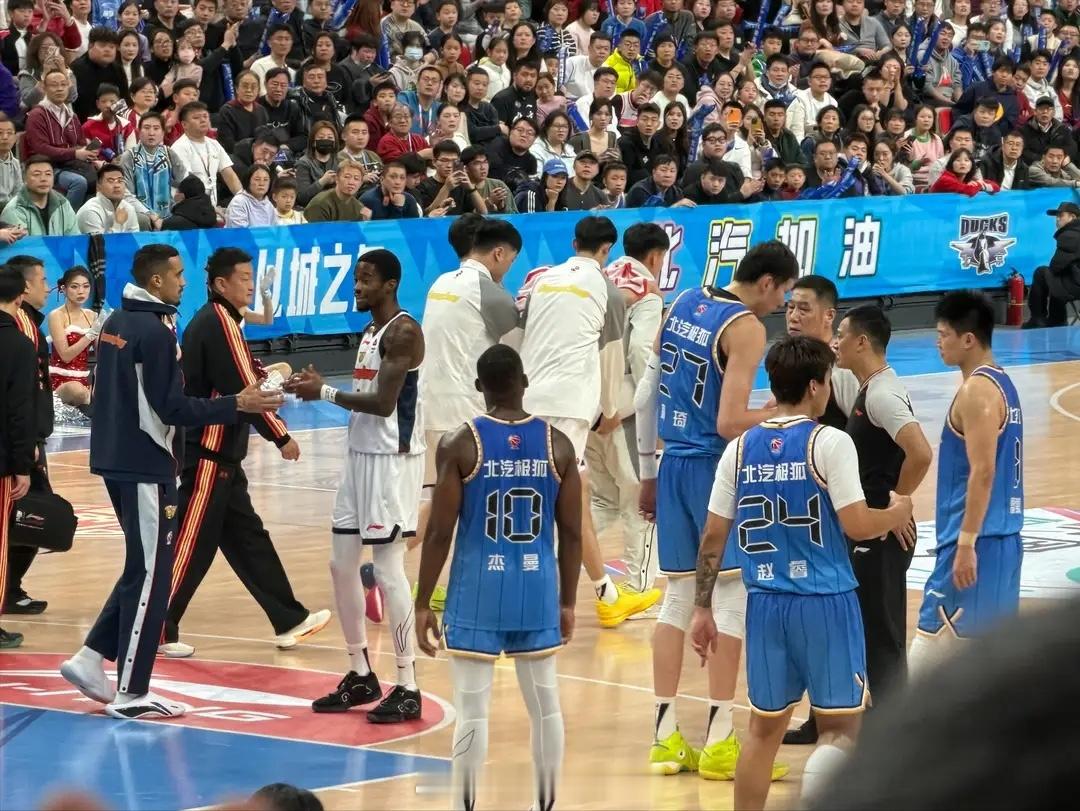 cba 徐杰伤退 八连胜终结！曾凡博回归首秀18分周琦仅3分 北京大胜广东北京男