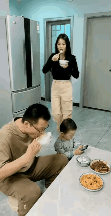 夫唱妇随，杀鸡儆猴，儿子一看，大事不妙，乖乖交出手机。