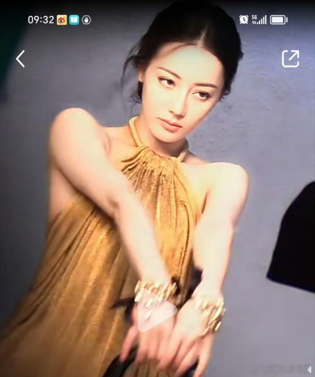 感觉迪丽热巴这才是拍广告正确操作吧 把产品展示放在第一位，而不是搞一些没用的。。