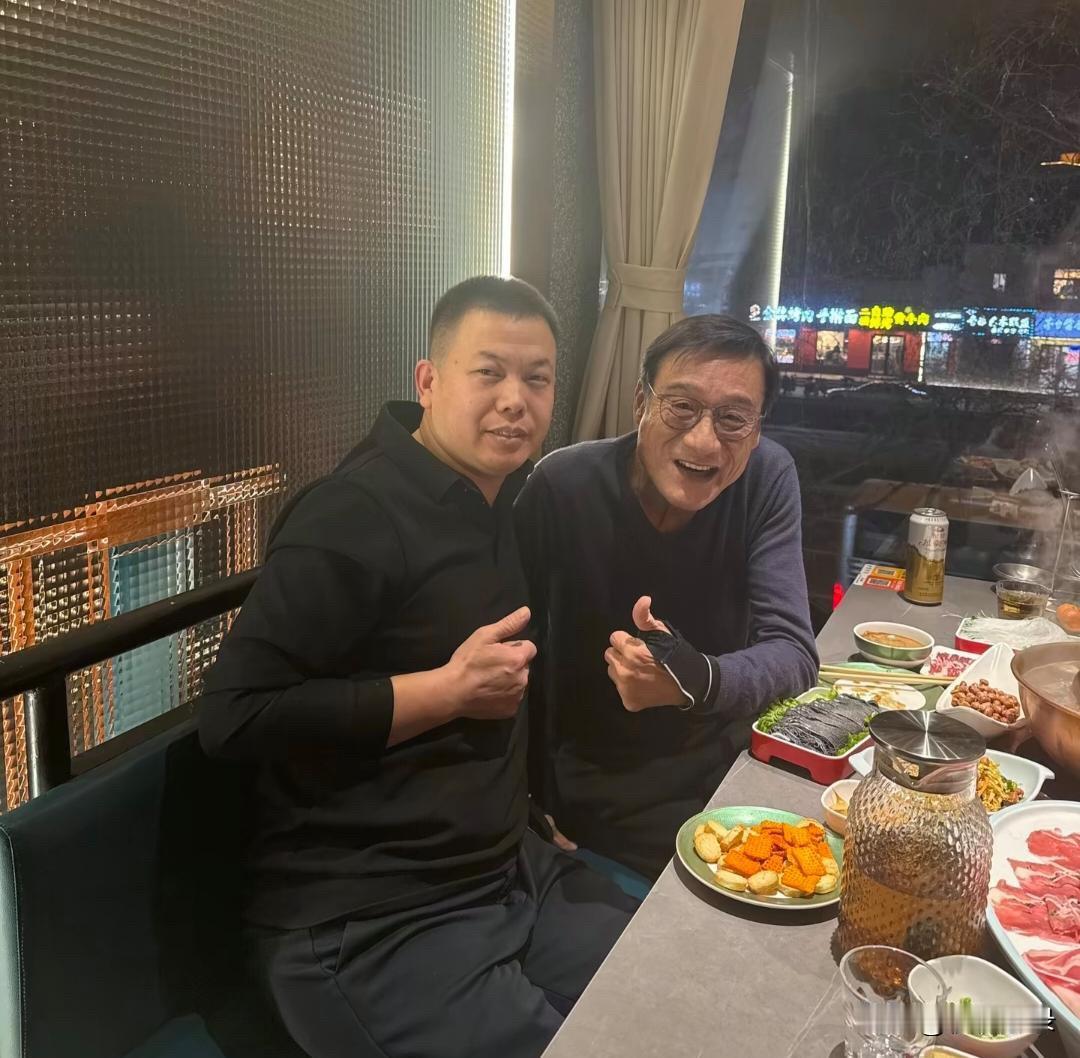 68岁梁家辉在北京一家餐馆吃火锅，他看起来苍老了好多，身材很瘦，面容变化非常大！