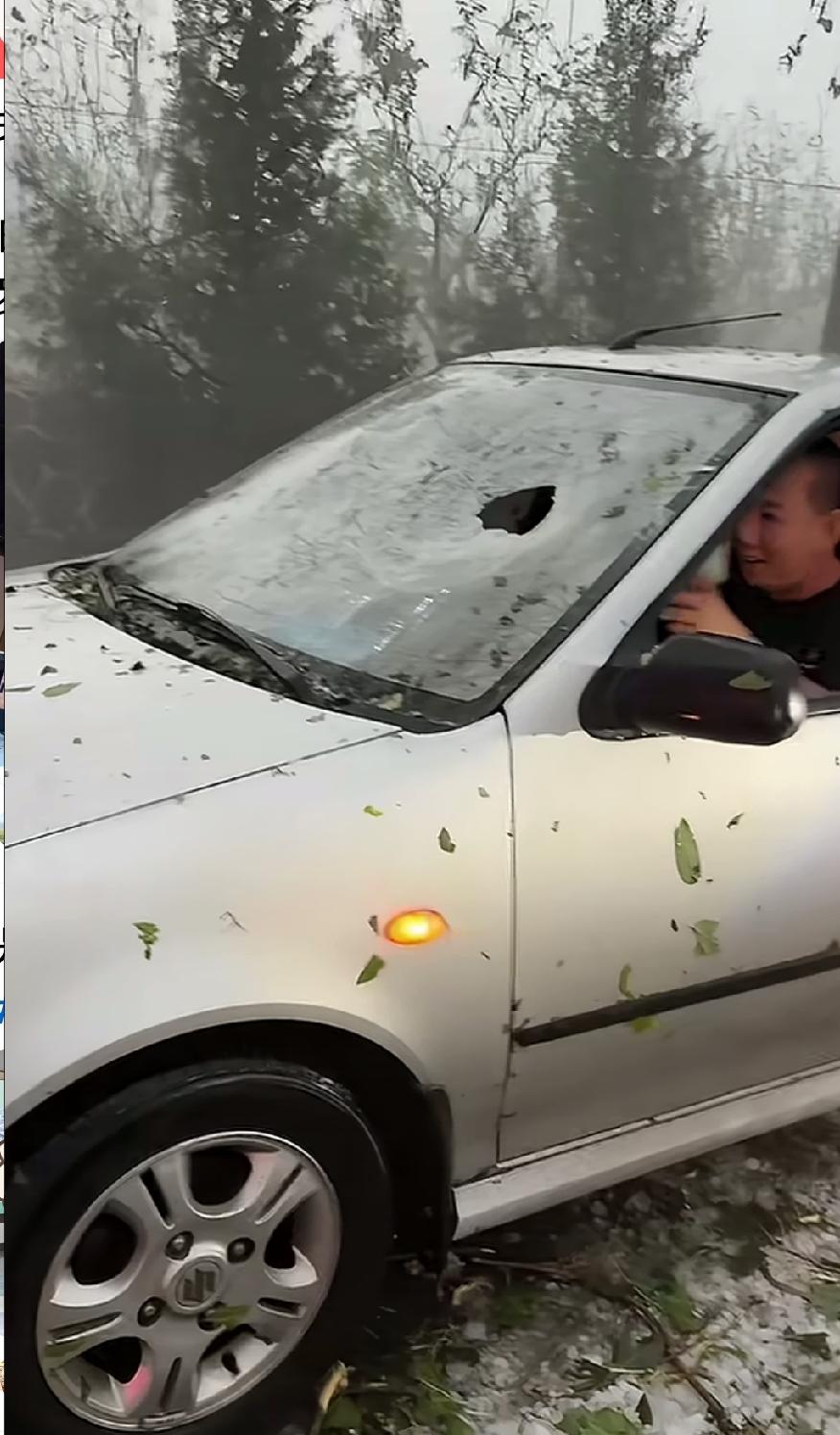 山西忻州突降特大冰雹！地上就像是下了大雪一样，汽车的挡风玻璃都被砸了一个很大的窟