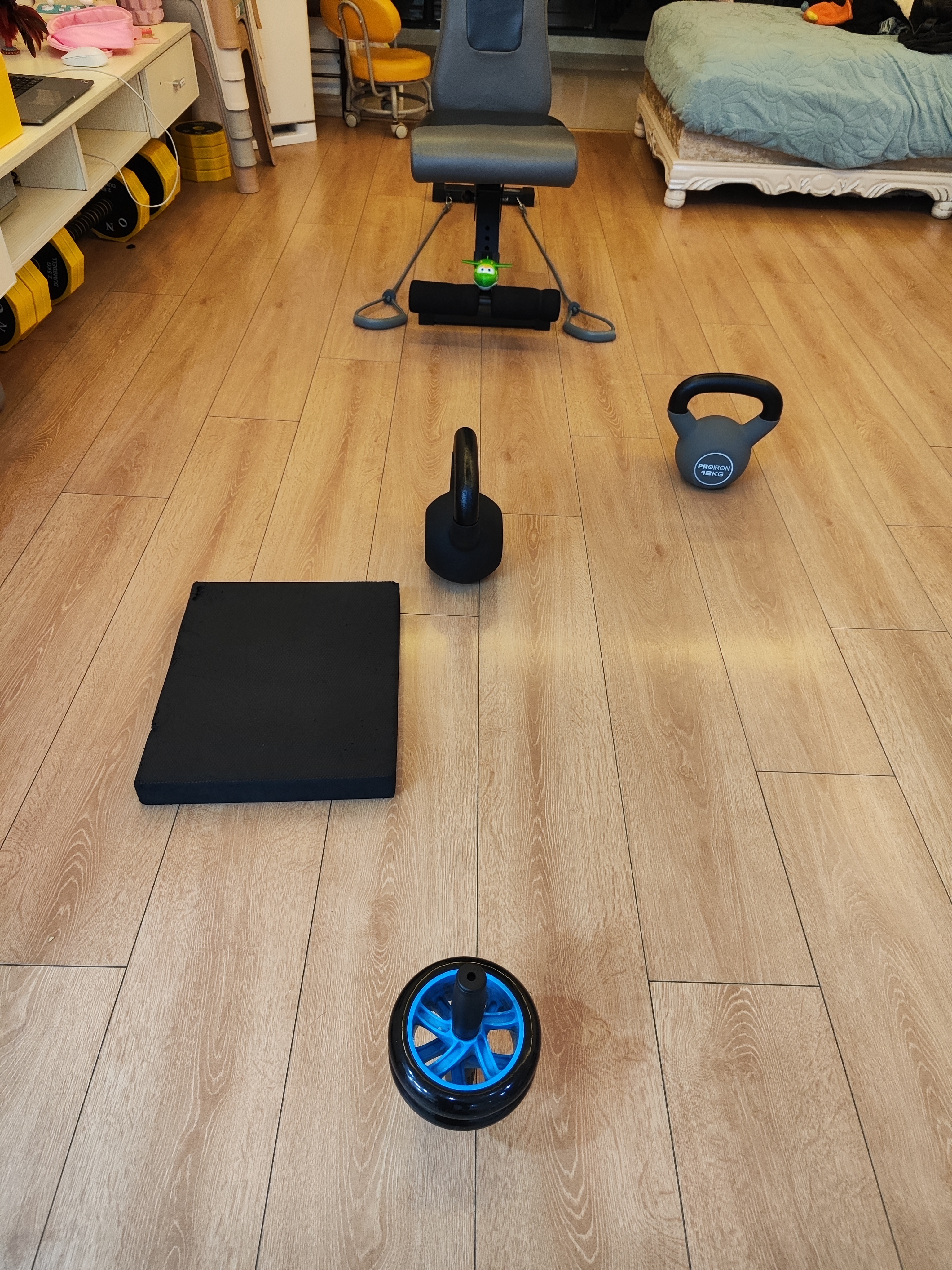 力量五十分钟，哑铃凳弹力绳蹬腿3组63，12公斤壶铃深蹲2组42，16公斤壶铃俄