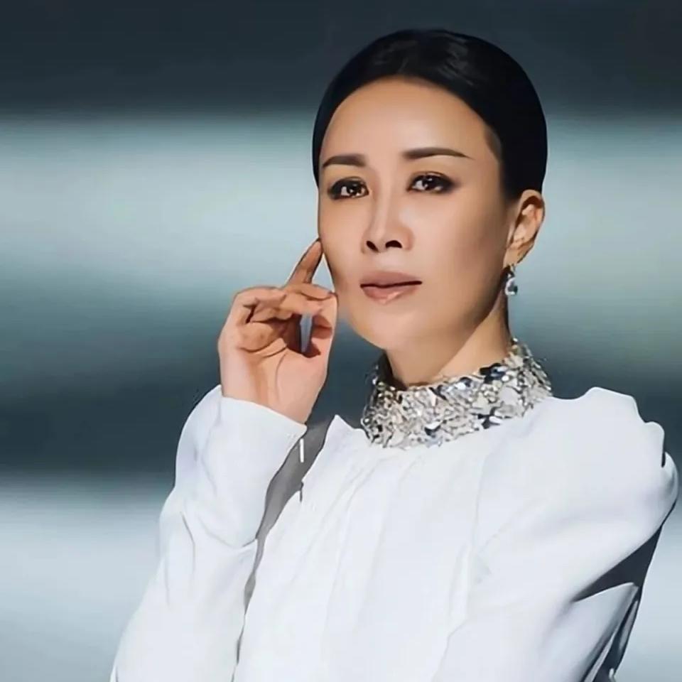 那英也太狂了，竟然敢当面怒怼央视导演，这事也只有她能做出来。

九十年代初期是那
