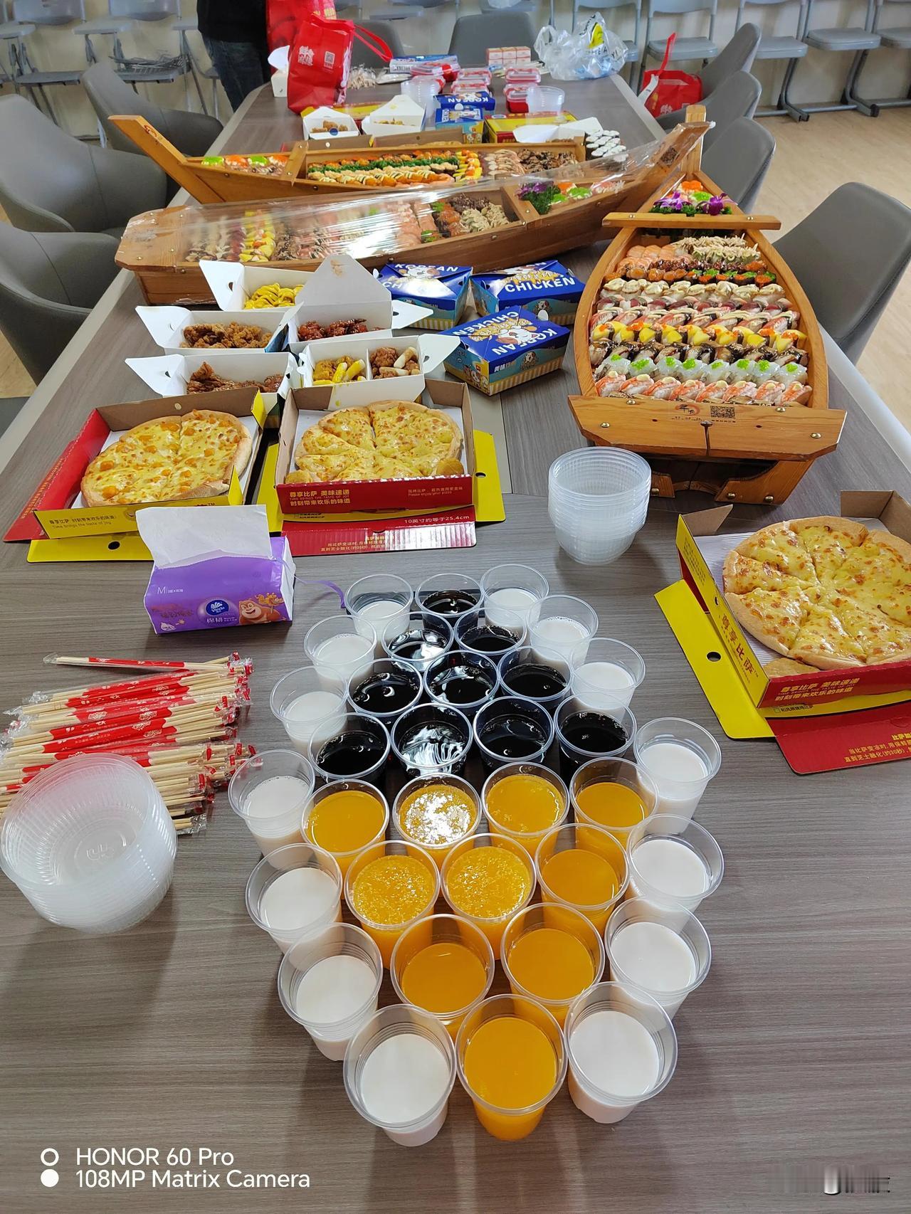 今天中午年级搞生日part，这样的团建活动一个月就一次。#团队搞团建活动# #最