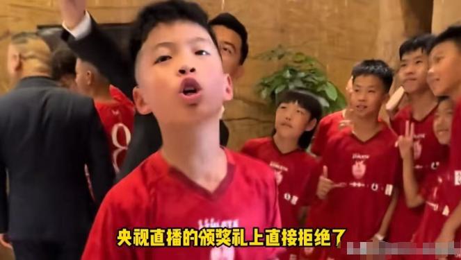 12岁的中国足球小将孟新艺，在央视直播的颁奖礼上，拒绝了主持人让他现场来个空翻的