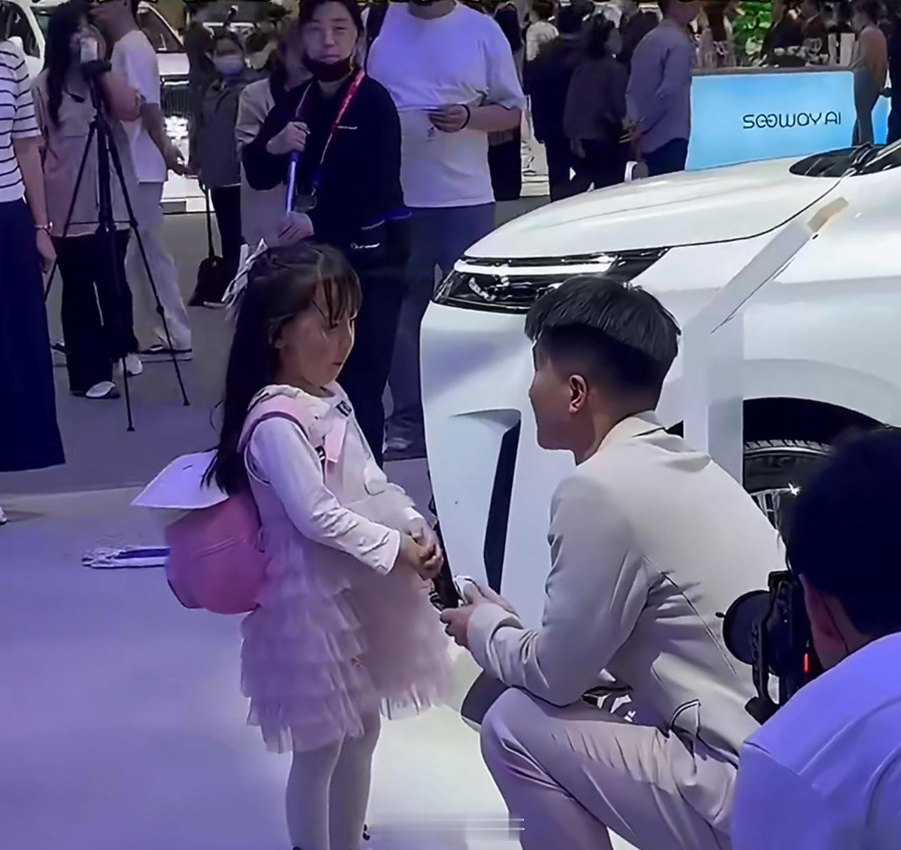 北京车展最小购车客户上线了孩童的温柔纯粹又治愈，把偏爱与浪漫留给毛茸茸的伙伴。认