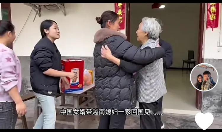 小松和秋秋去看望独居的奶奶，秋秋拿出私房钱给中国奶奶买了牛奶和水果，奶奶虽然年纪