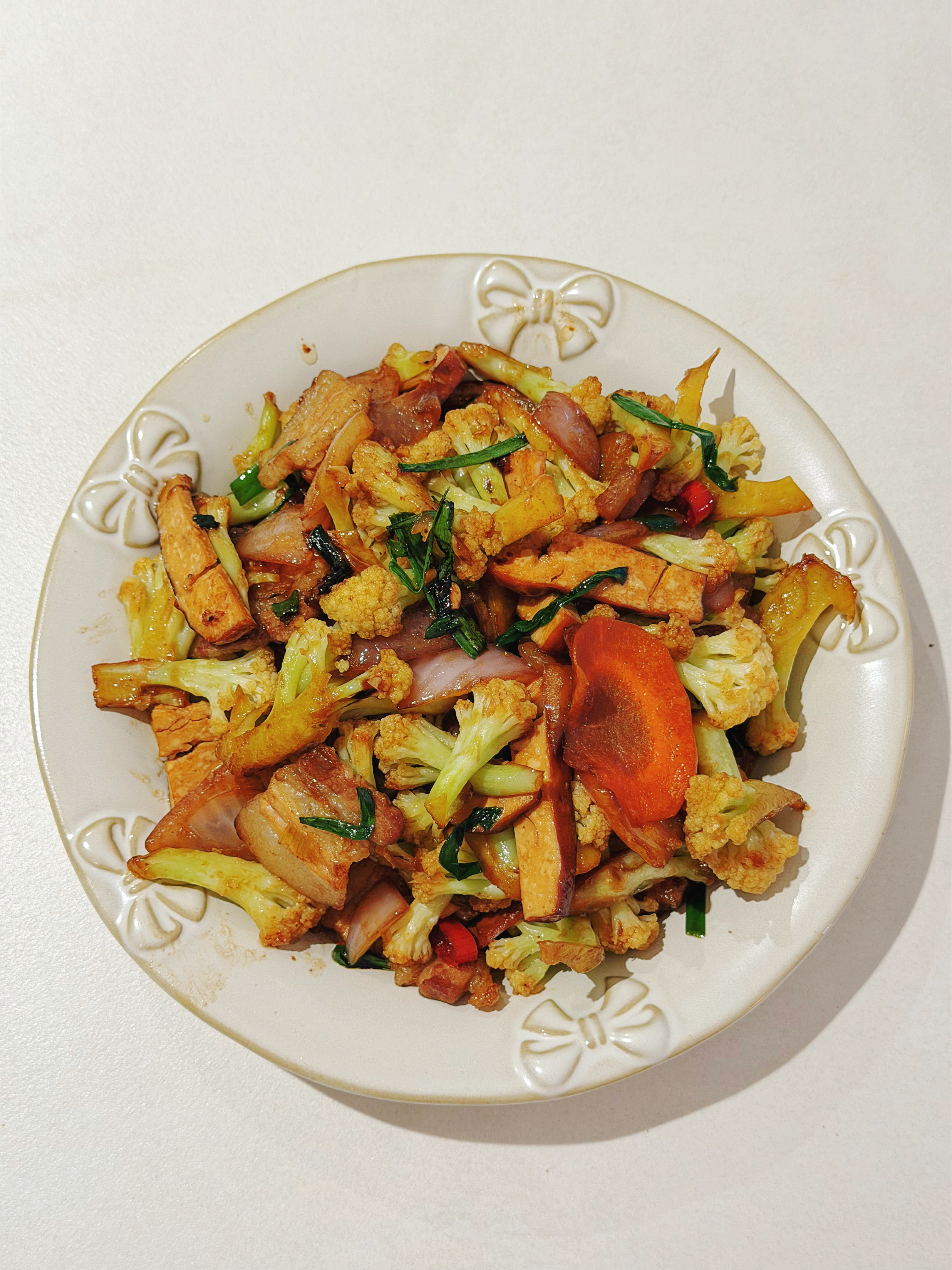 吃晚饭干锅花菜、肉丝炒海带、烤带豆、玉米胡萝卜排骨汤、清炒茼蒿。肉丝炒海带牛昨晚