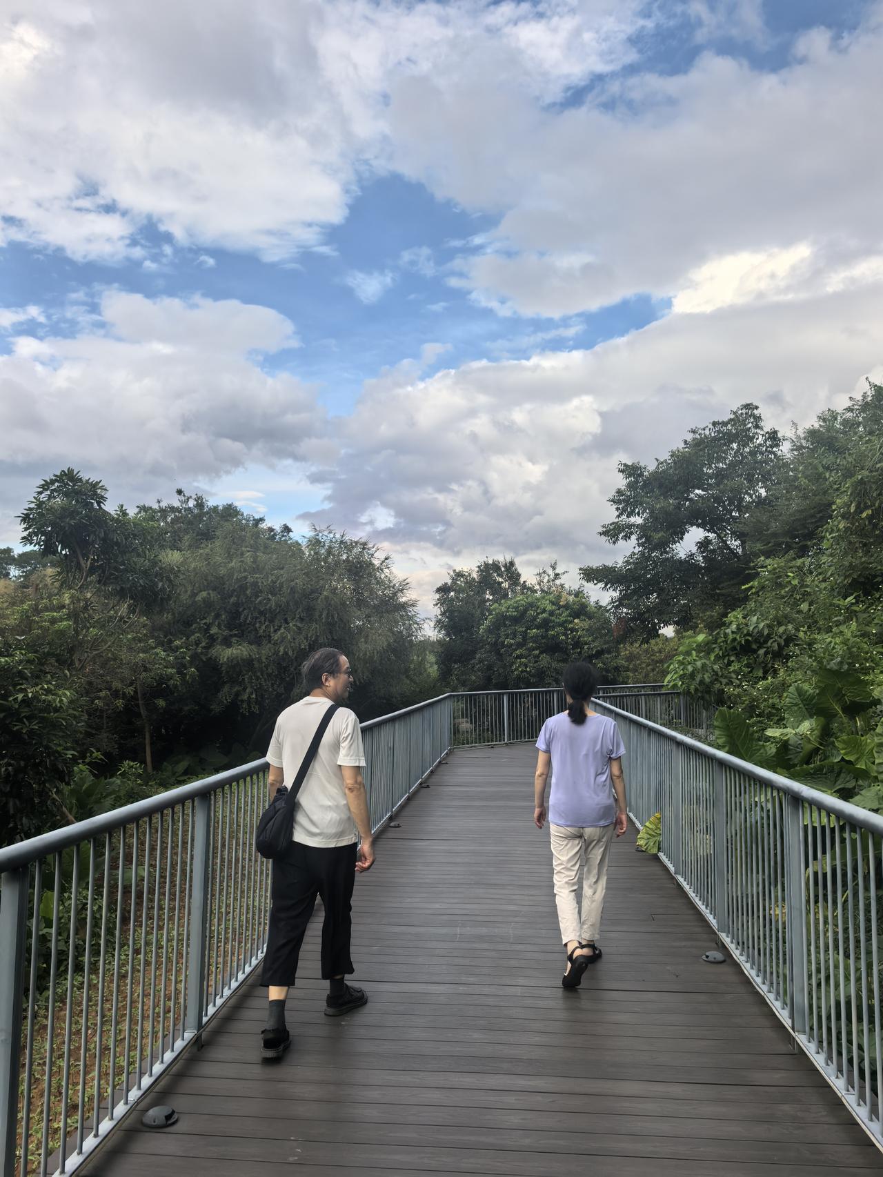 孩子优秀，你这一生就赢大了。
        我堂弟是退休的小学老师，现在在上海