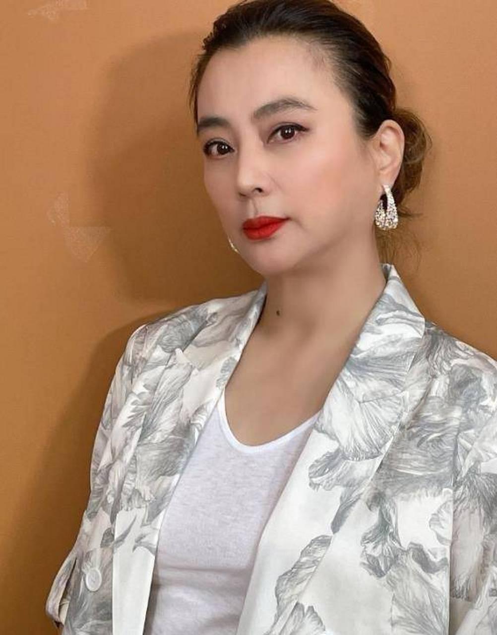 网上流传过歌手李玲玉的一段育儿观点，大意是不愿常年帮子女带娃，只想过好自己的晚年