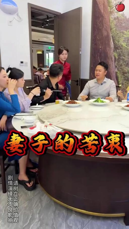 龙丹丹总记得那年巷口的梧桐下，戴晓峰攥着皱巴巴的录取通知书，红着脸说等他回来。后