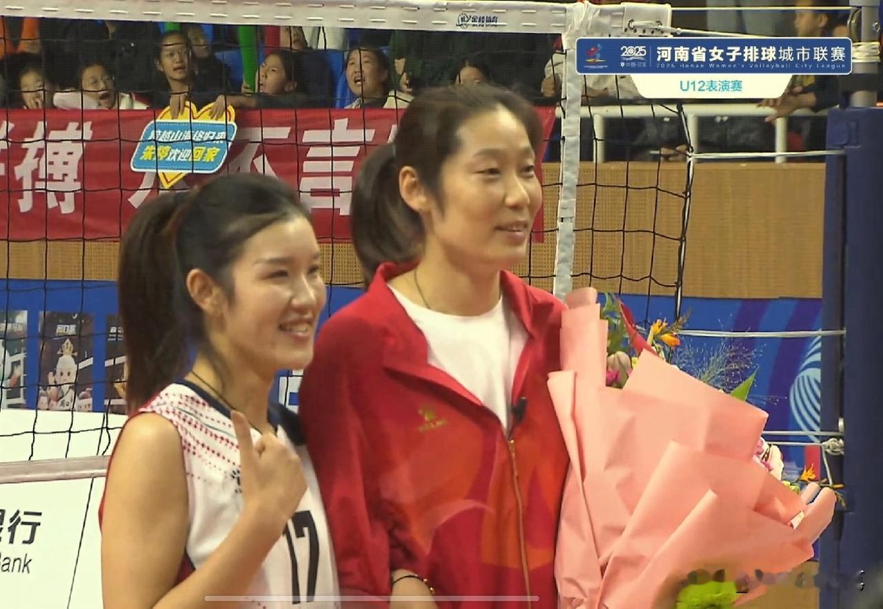 女排朱婷今晚成了大忙人[赞]！
原来朱婷今晚化身教练，出席了一场女排表演赛。她身