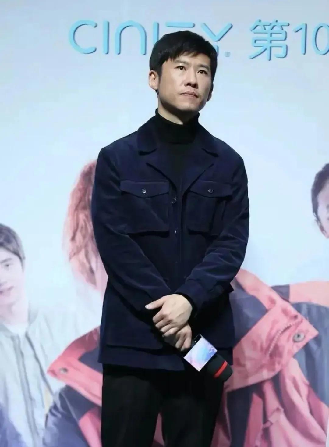 “滚下来！这位五线明星，站在台上浪费大家的时间真的好吗？”


最近，演员王骁在