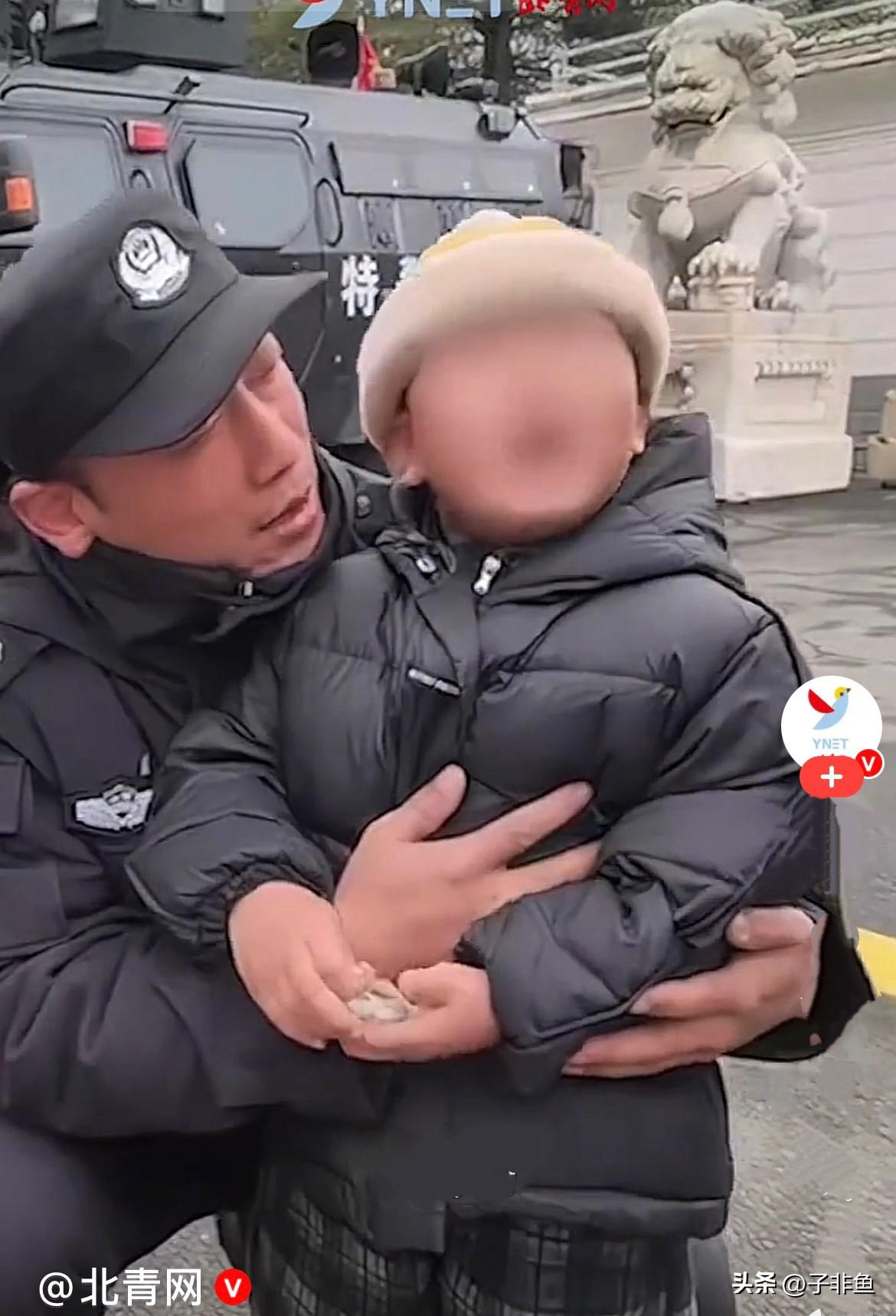 近日，山西长治一3岁半男孩和妈妈上街，不久娘俩走散了，小男孩在街上边走边哭，看见