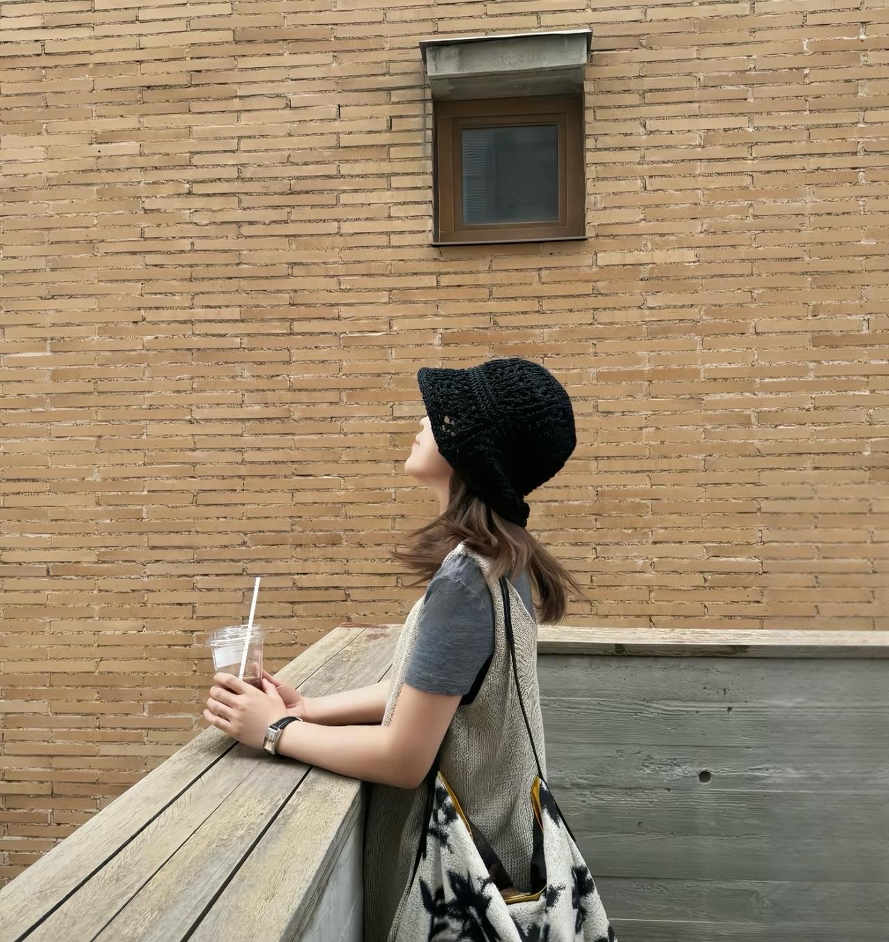 总有人嫌你不够好，也有人觉得你哪儿都好，不用踮起脚尖，爱你的人自会弯腰。