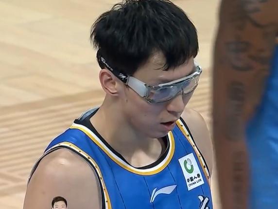 CBA最新消息：据篮球自媒体人媒体人我嘞个胡豆er发文谈到了北京男篮新星曾凡博，