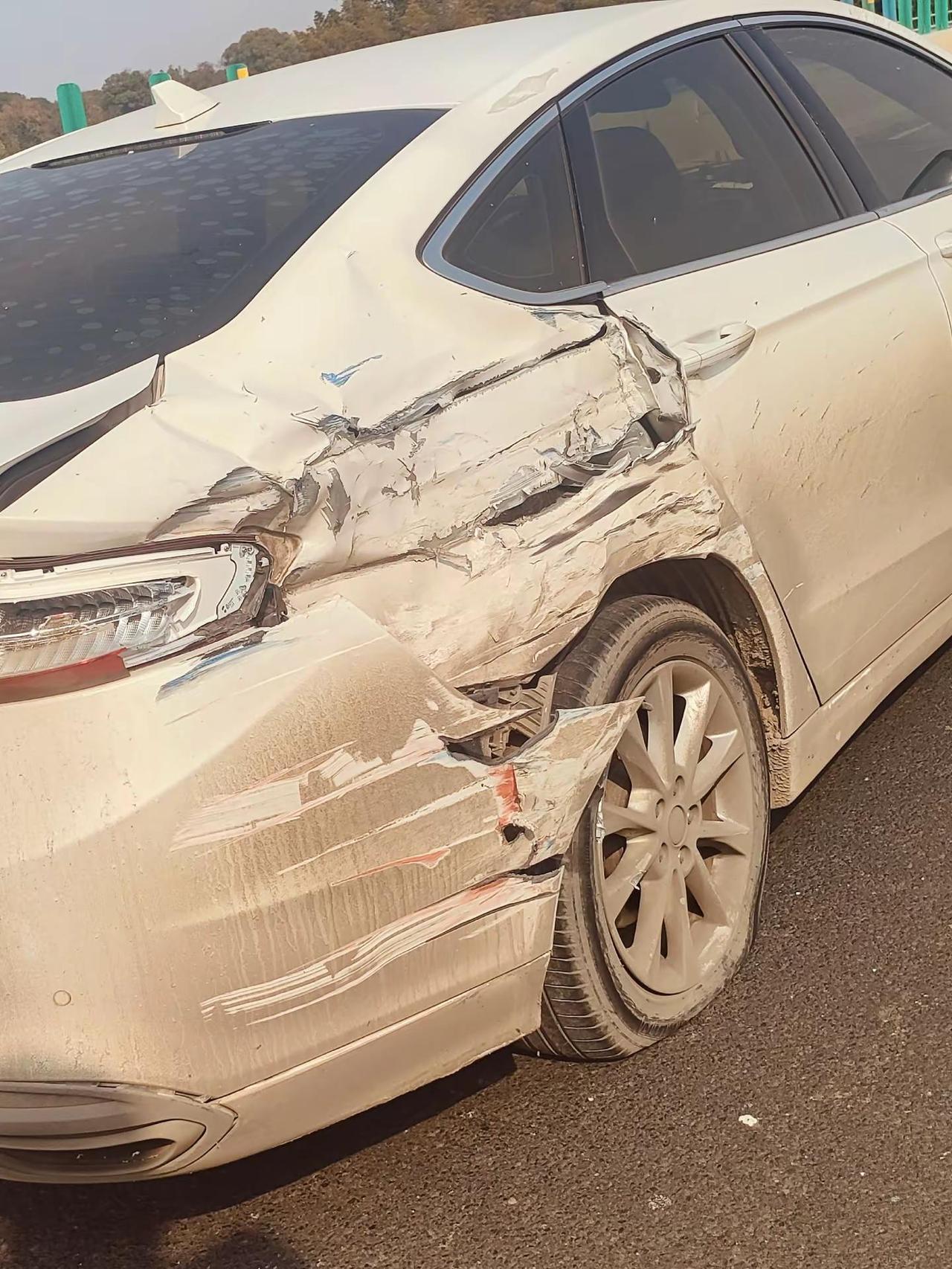 开车注意安全 防不胜防 飞来横祸 太不容易了