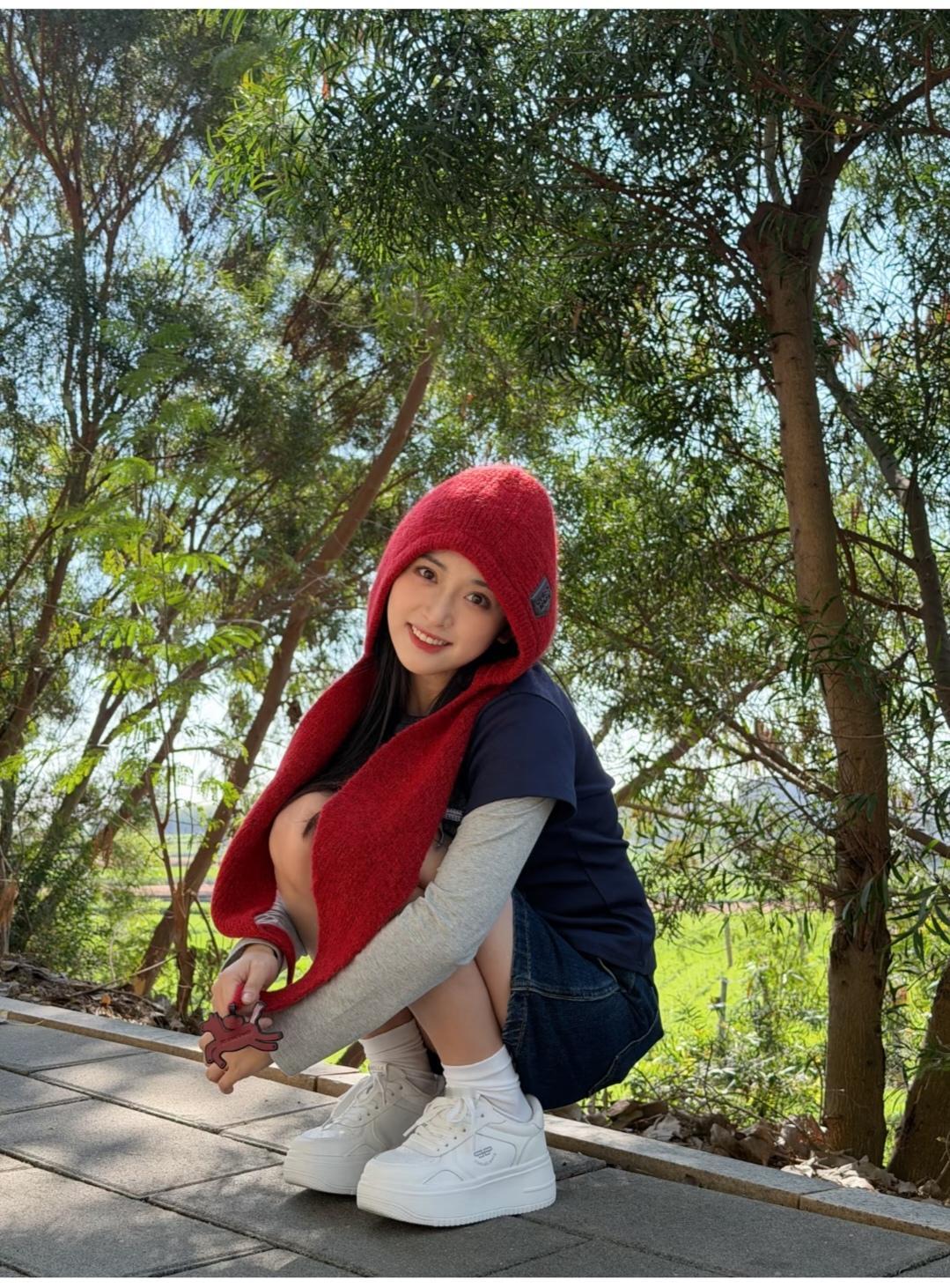 沈月，这小白鞋太高了，走路得多累脚。