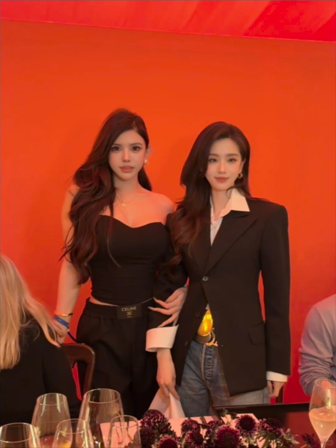 每次搜到新鲜的刘诗诗都老开心了小手一指也太可爱了吧，不知道在惊讶什么 