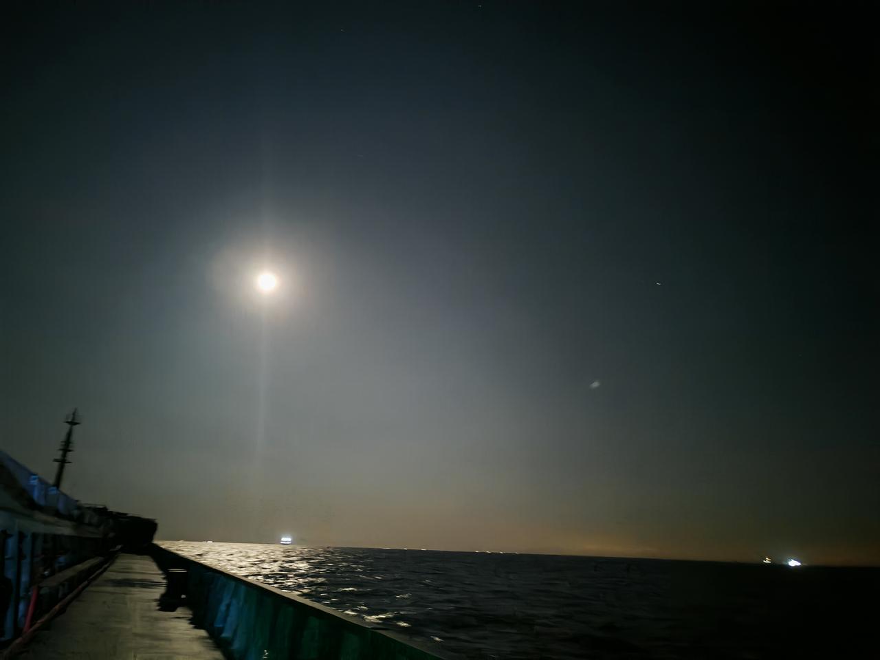海上月色如银，静谧夜色中，船影摇曳。星夜兼程，抛锚海上月色风景