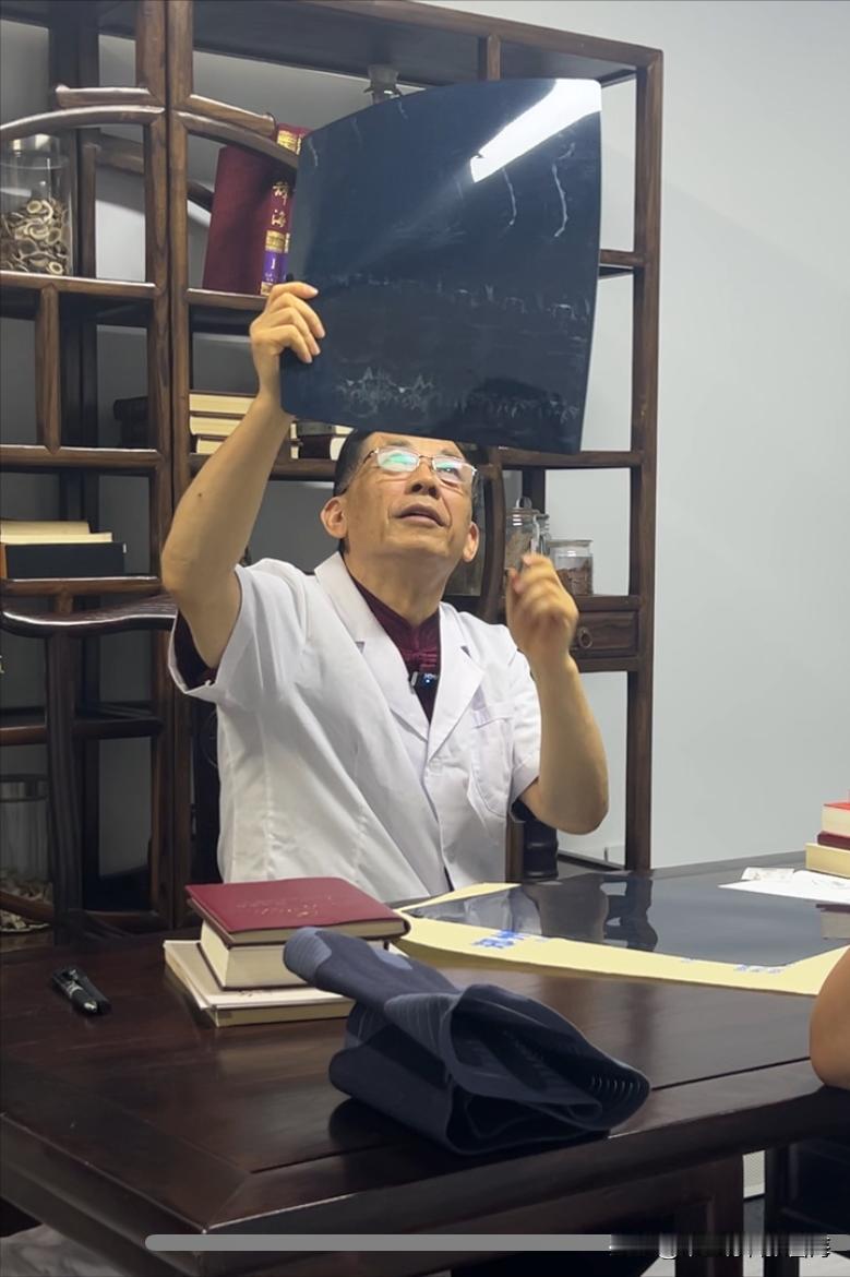 首先，我理解大家对于病情的焦虑和对“根治”的渴望。
我行医四十年了，听到最多的话