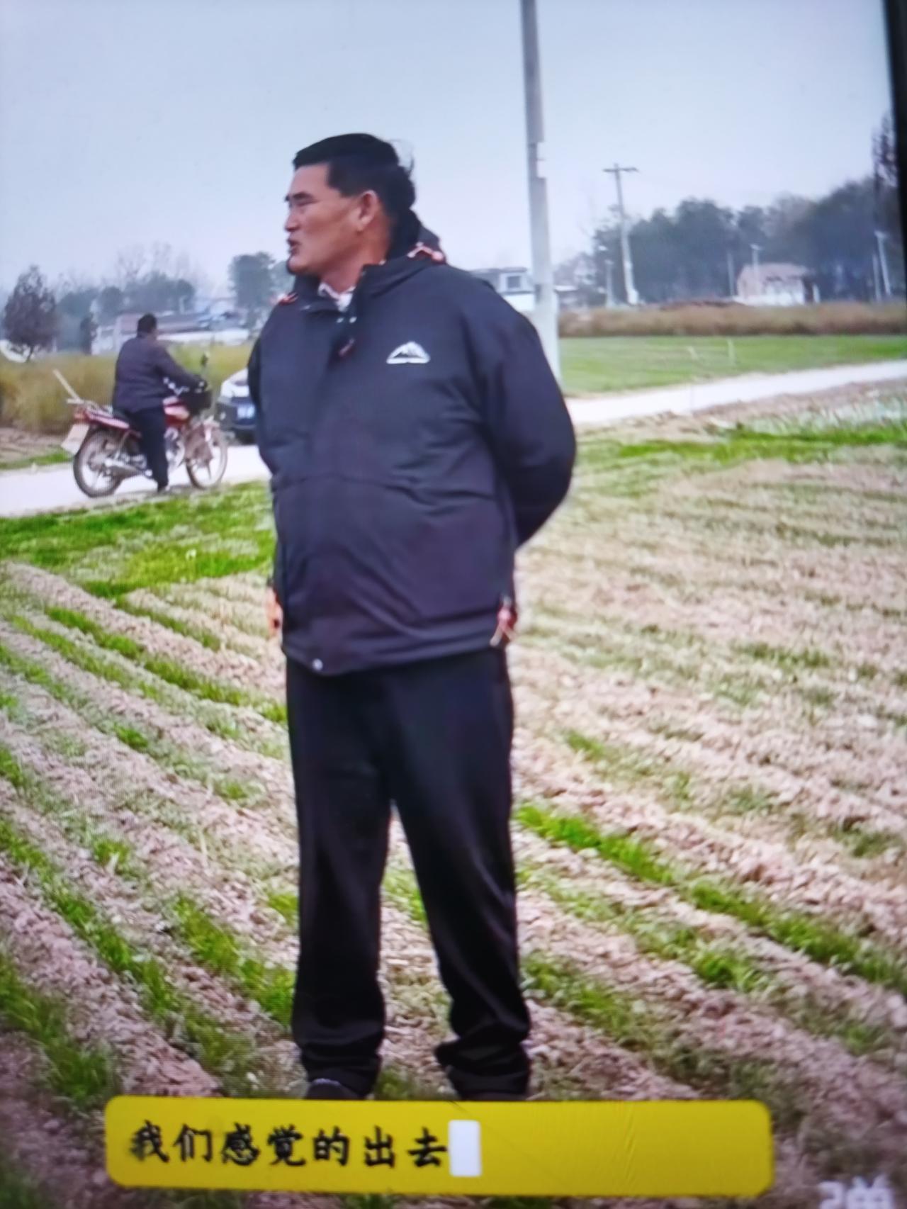 有人采访朱之文，说你有钱了，没想带上老婆去各地走一走，旅游玩儿去。

朱之文很委