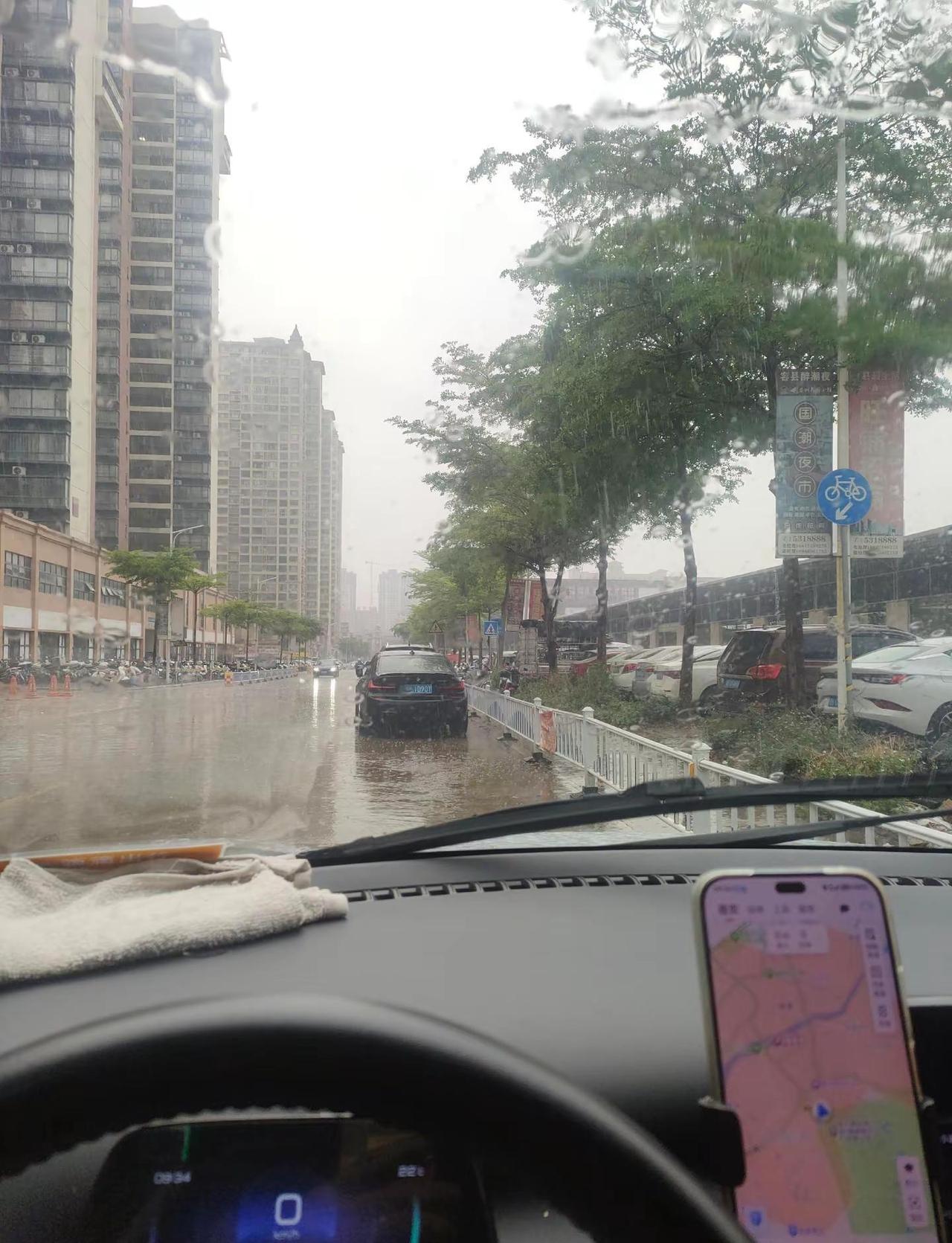 容县终于下雨了。