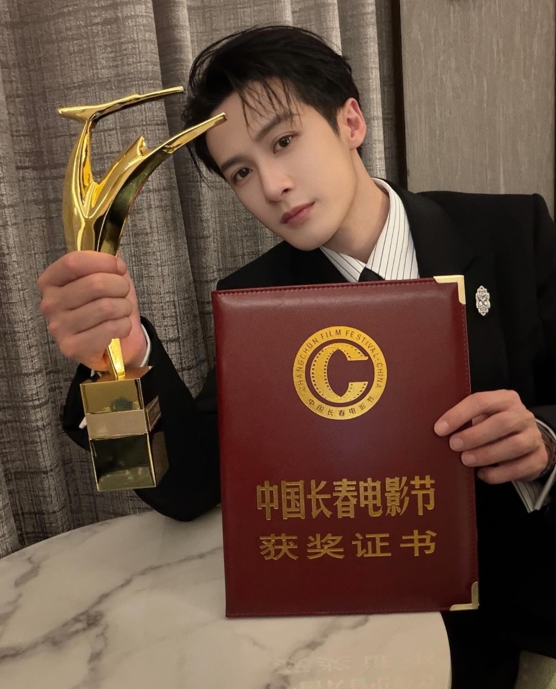 无声之处，震耳欲聋！檀健次在《震耳欲聋》中用细腻演技赋予小人物（出身聋人家庭的李