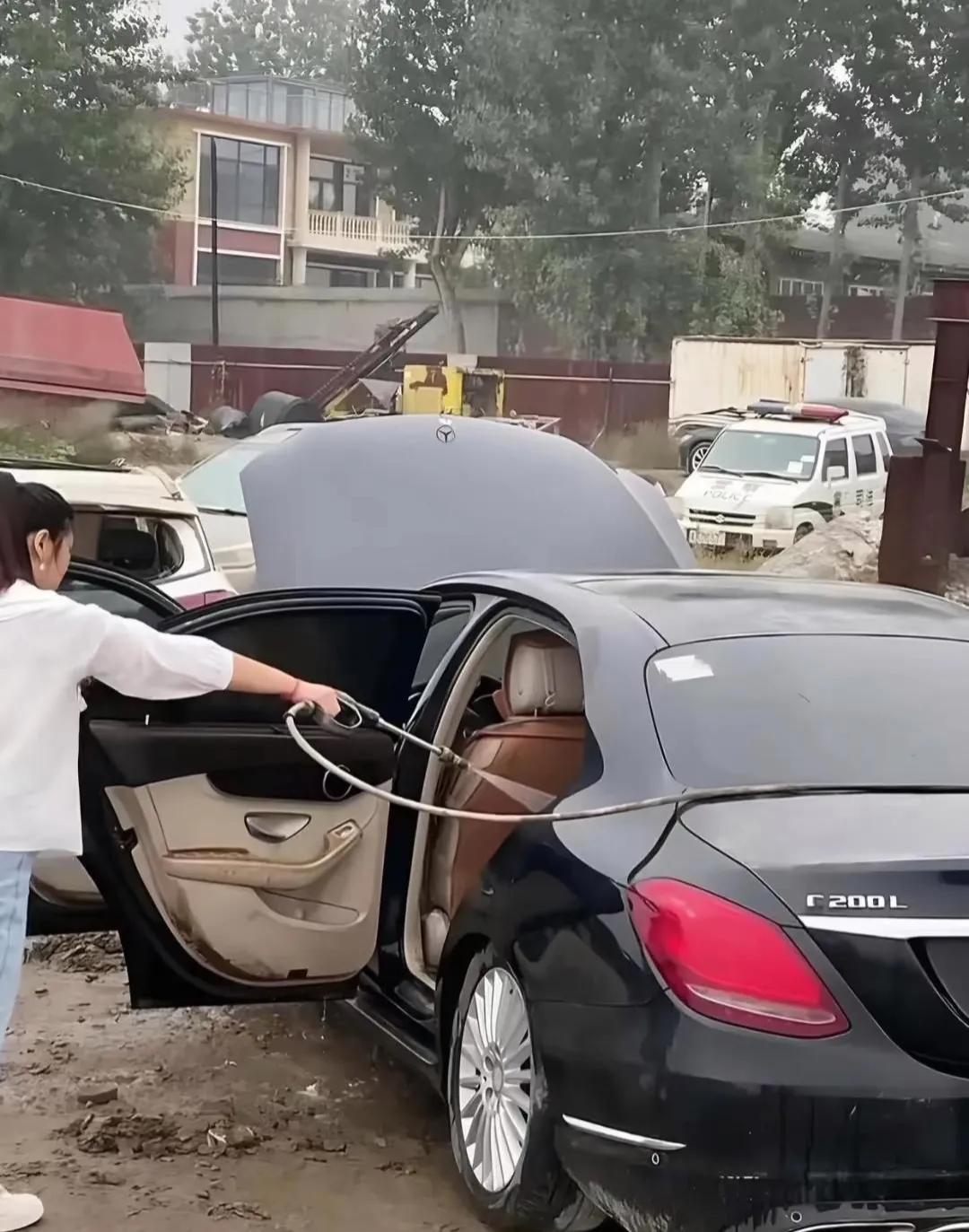 这车是不能要了，但这么勤快的媳妇还得要。[偷笑][偷笑][偷笑]
 #汽车知识#