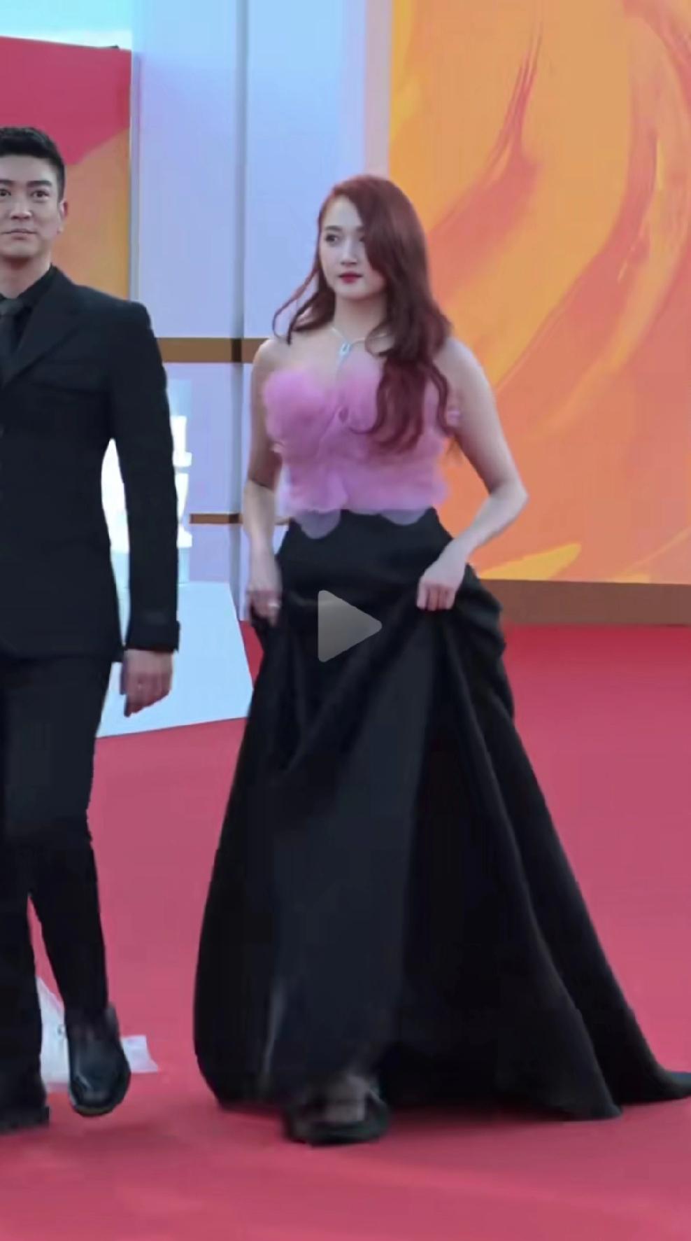 关晓彤第37届金鸡奖红毯造型，她上身穿着粉色上衣，满满的少女感，仿佛把春天穿在了