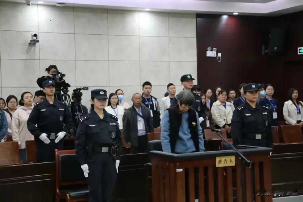 余华英拐卖儿童维持死刑原判，杨妞花：她在庭上垂头丧气，双手发抖
 
余华英拐卖儿