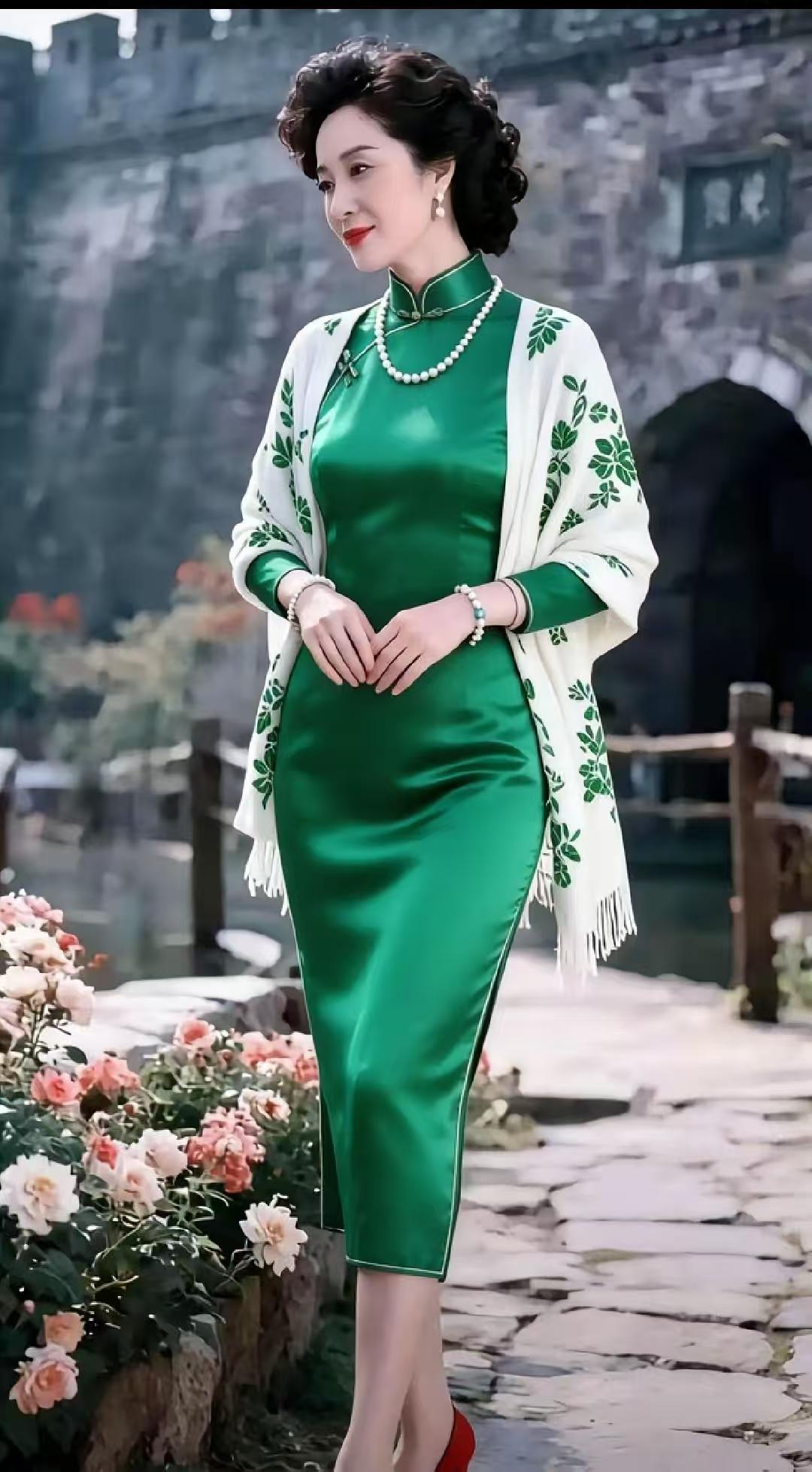清江引·绿影旗袍
翠袍映日流光漾，
珠链添华亮。
白披绣绿新，
玉立廊间赏。
柳
