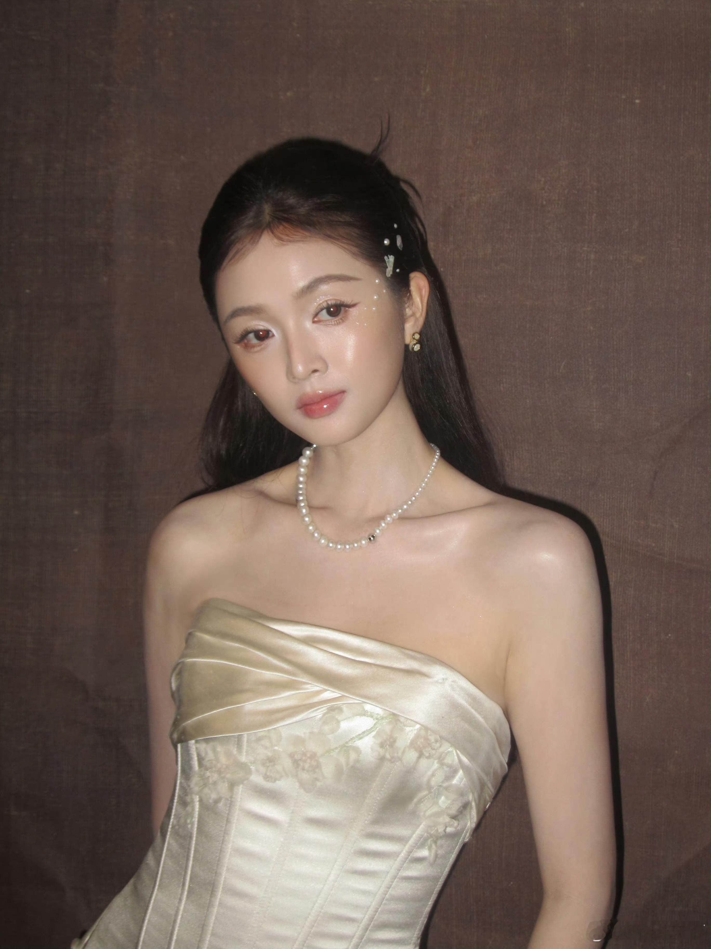 幽默姐姐为了哄我笑也是用心了 吴宣仪啊，你们居然认不出 尖叫之夜红毯