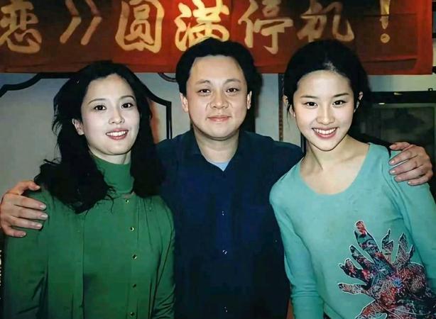 你有没有觉得，照片里站在中间的男士，看起来格外眼熟？

看着这张《仙剑奇侠传》圆