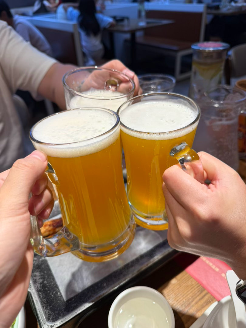 大概率是九月的最后一顿晚餐，继续开心聊八卦🍺[点赞] ​​​