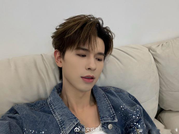 #何浩楠视频自拍来啦##何浩楠待会见啦# 何浩楠的自拍魅力难挡，今晚的何小帅值得