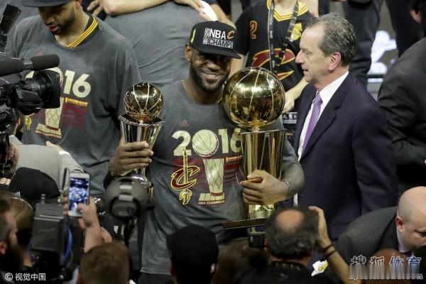 我一直觉得2015~2016赛季是 NBA 有史以来最伟大的一个赛季，斯蒂芬库里
