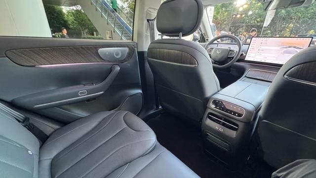 激光雷达+自研 AR-HUD 全新零跑C11上市：14.98万元起