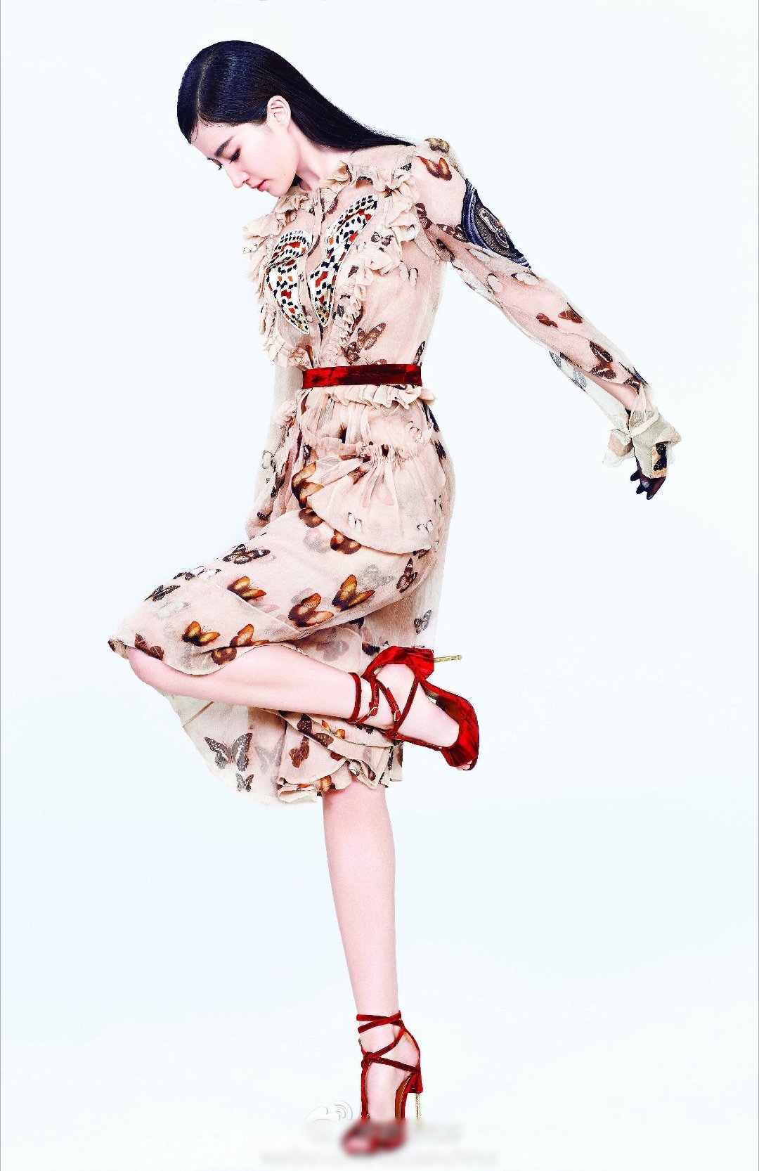 是你没见过的刘亦菲以前的杂志风格大胆个性，这一组很酷 