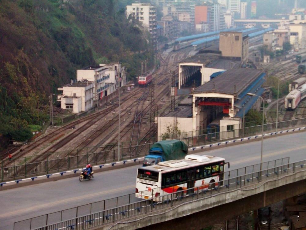 拍摄于2012年2月的图片，在渝中区兜子背跨线桥那边，桥上一辆公交车经过，车上有