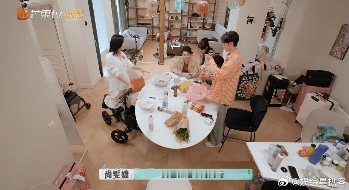 李佳琦是尚雯婕的灵感来源 烤饼干的日常竟藏着创作火花！李佳琦忙碌的身影，让尚雯婕