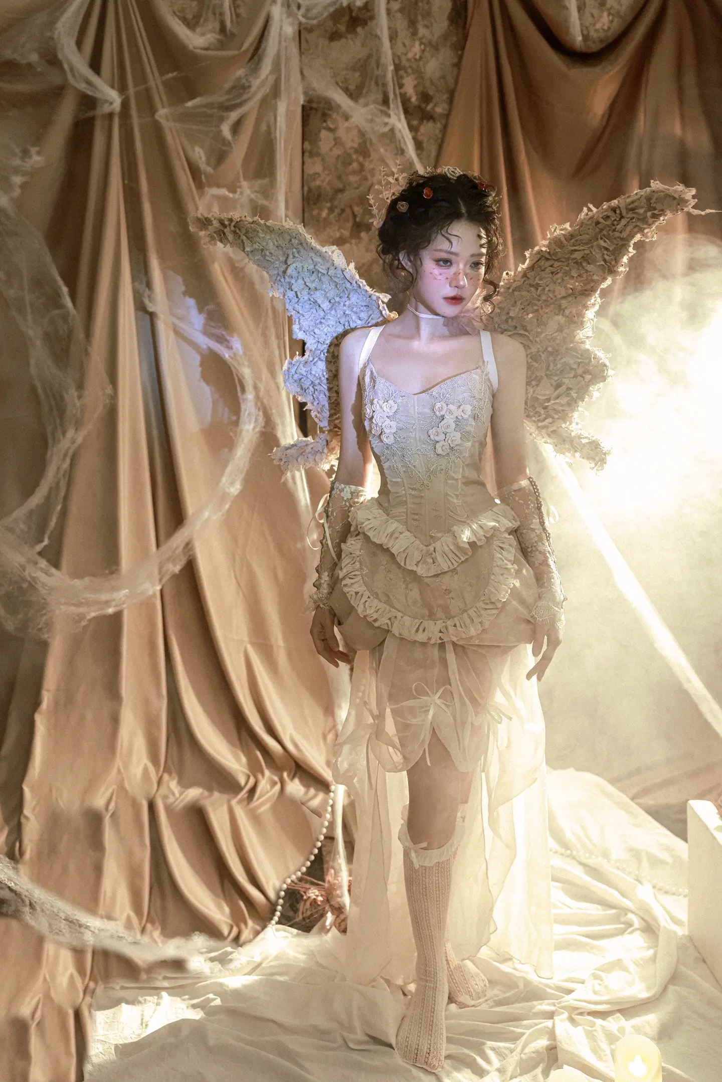 在荆棘与枯叶中破茧重生的「枯叶蝶」。