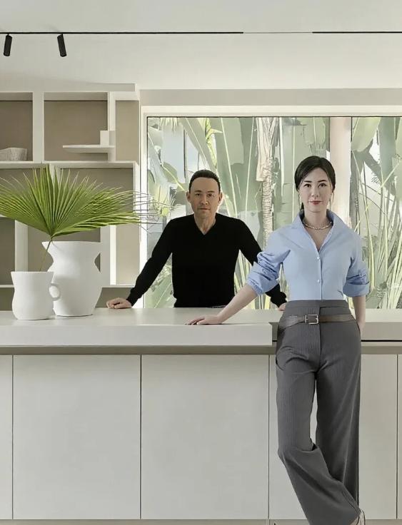 74岁的王石不服老，微调后，气质愈发姨气了。
自从娶了小娇妻田朴珺以后，王石就开