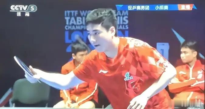 王楚钦11比13沃克梁靖昆3:2惊险锁定胜局。直播世乒赛男团第3场，梁靖坤对阵英