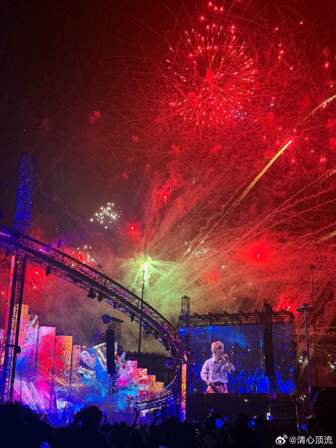 华晨宇这4分钟视频我是哇着看完的这场烟花秀不仅仅是一场娱乐活动，更引发了人们内心