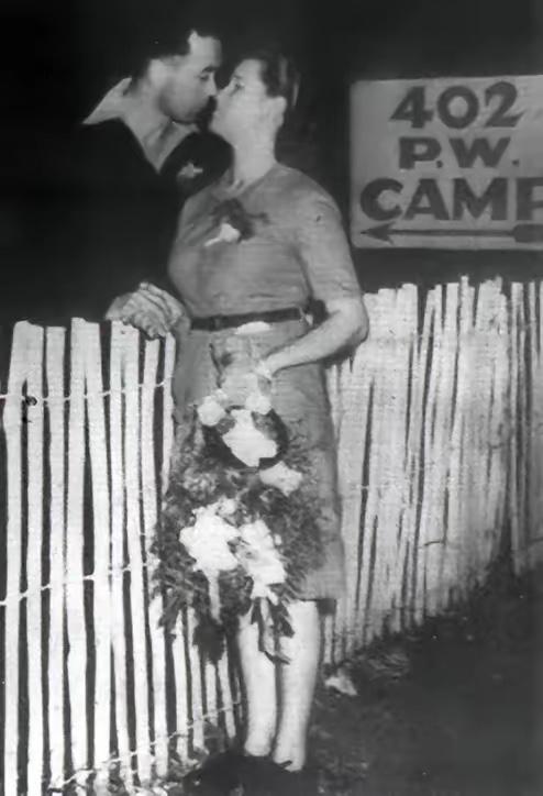 “这就是一见钟情”，1945年，19岁的英国酒厂女工琼下班路上的匆匆一瞥，便发现