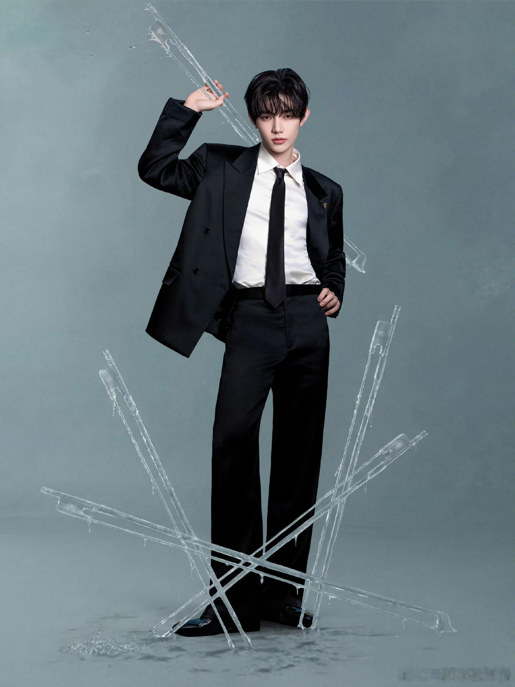 Gucci认领了章昊昨晚微博之夜的造型，品牌高级定制套装。昨天借出好几套高级定制