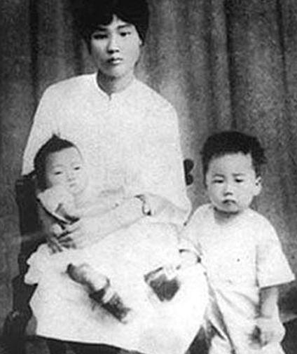 杨开慧牺牲后，陈玉英在板仓住了四个月。她和杨老太太一起支撑着抚育三个孩子的艰辛日