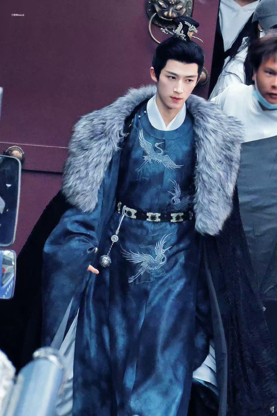 王星越定档海报 谁被王星越的萧怀瑾造型帅到了！素衣玉簪束发，白发造型自带神秘感，