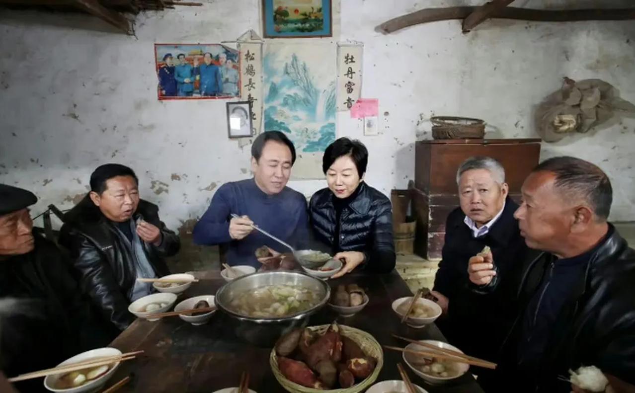 2018年底，恒大许家印衣锦还乡，河南周口聚台岗村一座老屋内，蓬碧生辉，因为本村